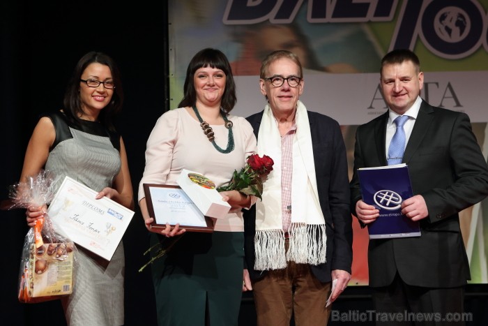 Balvu «Gada cilvēks tūrismā 2012» nominācijā «Restorāna vadītājs 2012» saņem Jāņa Jenža pārstāve Laura Eistreike. Foto: Juris Ķilkuts, FotoAtelje.lv Balvu «Gada cilvēks tūrismā 2012» nominācijā «Restorāna vadītājs 2012» saņem Jāņa Jenža pārstāve Laura Eistreike. Foto: Juris Ķilkuts, FotoAtelje.lv 88073