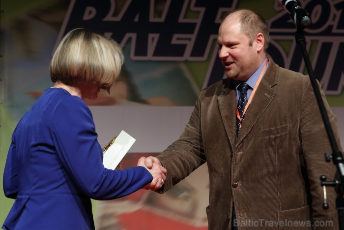 Balvas «Gada cilvēks tūrismā 2012» nominācijā «Tūrisma informācijas centra vadītājs 2012» laureāti nosauc un apsveic TAVA direktors Armands Slokenberg Balvas «Gada cilvēks tūrismā 2012» nominācijā «Tūrisma informācijas centra vadītājs 2012» laureāti nosauc un apsveic TAVA direktors Armands Slokenberg 88080
