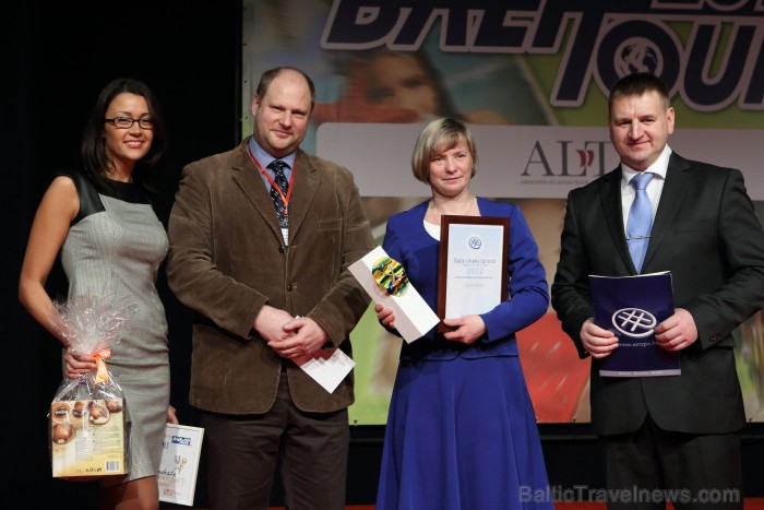 Balvu «Gada cilvēks tūrismā 2012» nominācijā «Tūrisma informācijas centra vadītājs 2012» saņem Līga Kondrāte, Ludzas TIC. Foto: Juris Ķilkuts, FotoAte Balvu «Gada cilvēks tūrismā 2012» nominācijā «Tūrisma informācijas centra vadītājs 2012» saņem Līga Kondrāte, Ludzas TIC. Foto: Juris Ķilkuts, FotoAte 88084