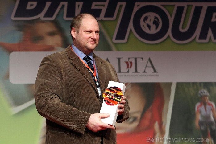Balvu «Gada cilvēks tūrismā 2012» absolūtajā klasē iegūst Latvijas Tūrisma attīstības valsts aģentūras direktors Armands Slokenbergs. Foto: Juris Ķilk Balvu «Gada cilvēks tūrismā 2012» absolūtajā klasē iegūst Latvijas Tūrisma attīstības valsts aģentūras direktors Armands Slokenbergs. Foto: Juris Ķilk 88104