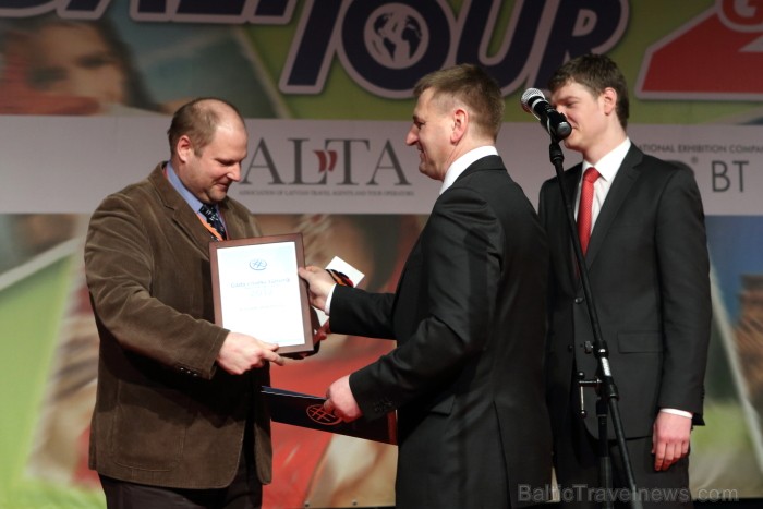 Balvu «Gada cilvēks tūrismā 2012» absolūtajā klasē iegūst Latvijas Tūrisma attīstības valsts aģentūras direktors Armands Slokenbergs. Foto: Juris Ķilk Balvu «Gada cilvēks tūrismā 2012» absolūtajā klasē iegūst Latvijas Tūrisma attīstības valsts aģentūras direktors Armands Slokenbergs. Foto: Juris Ķilk 88106
