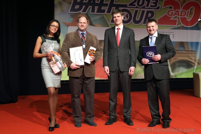 Balvu «Gada cilvēks tūrismā 2012» absolūtajā klasē iegūst Latvijas Tūrisma attīstības valsts aģentūras direktors Armands Slokenbergs. Foto: Juris Ķilk Balvu «Gada cilvēks tūrismā 2012» absolūtajā klasē iegūst Latvijas Tūrisma attīstības valsts aģentūras direktors Armands Slokenbergs. Foto: Juris Ķilk 88108
