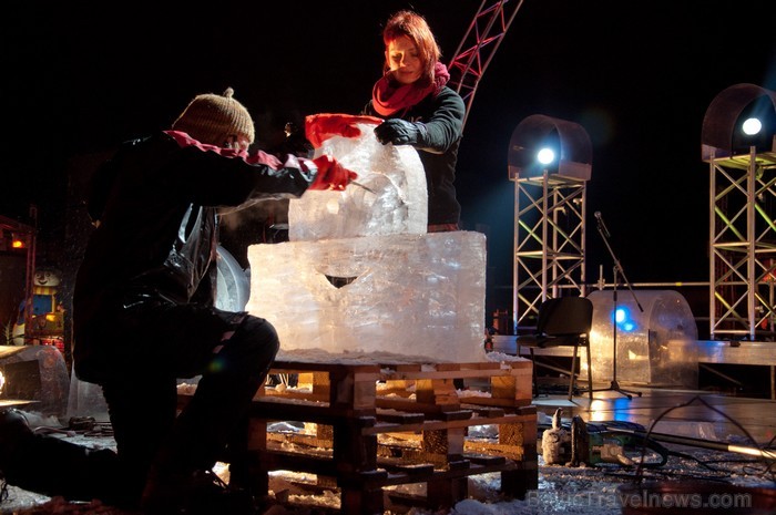 15. jubilejas gada skulptūras veidotas no rekordliela ledus daudzuma, bet skatītāji Jelgavā tika pārsteigti ar dažādiem priekšnesumiem un šoviem. www. 88110