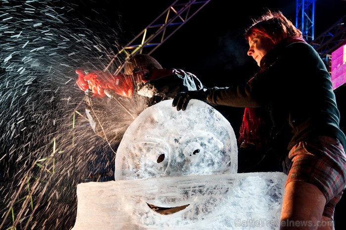 15. jubilejas gada skulptūras veidotas no rekordliela ledus daudzuma, bet skatītāji Jelgavā tika pārsteigti ar dažādiem priekšnesumiem un šoviem. www. 88111