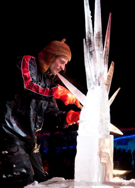 15. jubilejas gada skulptūras veidotas no rekordliela ledus daudzuma, bet skatītāji Jelgavā tika pārsteigti ar dažādiem priekšnesumiem un šoviem. www. 88112