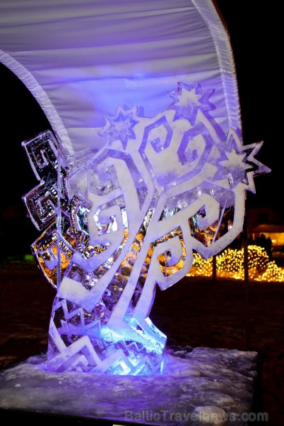 15. jubilejas gada skulptūras veidotas no rekordliela ledus daudzuma, bet skatītāji Jelgavā tika pārsteigti ar dažādiem priekšnesumiem un šoviem. www. 88114