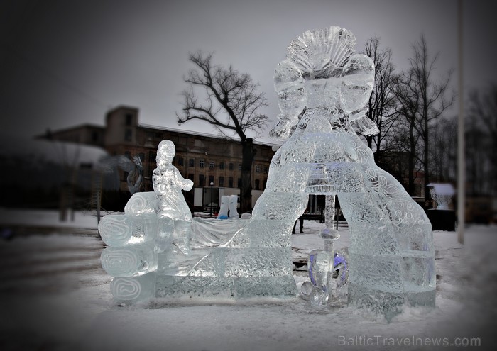 15. jubilejas gada skulptūras veidotas no rekordliela ledus daudzuma, bet skatītāji Jelgavā tika pārsteigti ar dažādiem priekšnesumiem un šoviem. www. 88120