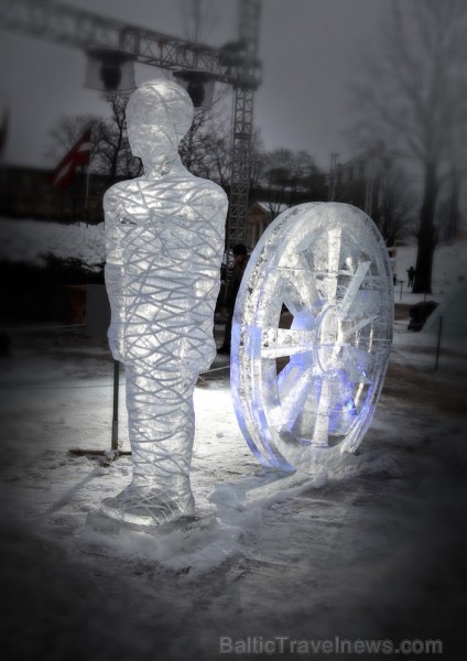 15. jubilejas gada skulptūras veidotas no rekordliela ledus daudzuma, bet skatītāji Jelgavā tika pārsteigti ar dažādiem priekšnesumiem un šoviem. www. 88125