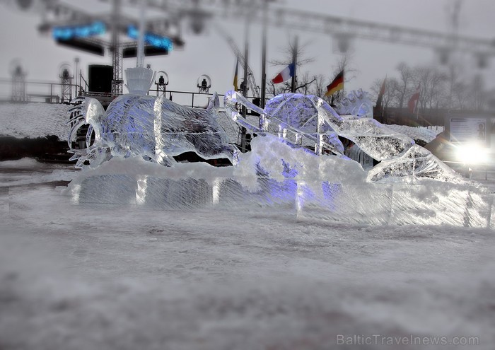 15. jubilejas gada skulptūras veidotas no rekordliela ledus daudzuma, bet skatītāji Jelgavā tika pārsteigti ar dažādiem priekšnesumiem un šoviem. www. 88126