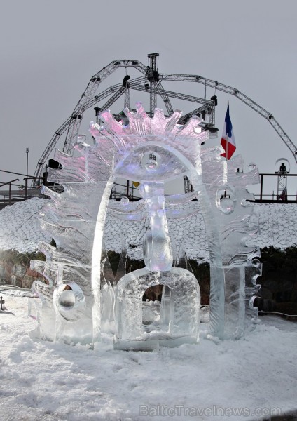 15. jubilejas gada skulptūras veidotas no rekordliela ledus daudzuma, bet skatītāji Jelgavā tika pārsteigti ar dažādiem priekšnesumiem un šoviem. www. 88127