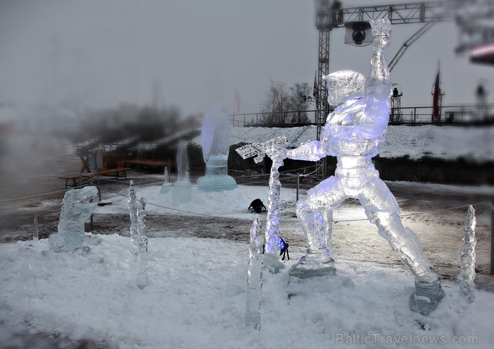 15. jubilejas gada skulptūras veidotas no rekordliela ledus daudzuma, bet skatītāji Jelgavā tika pārsteigti ar dažādiem priekšnesumiem un šoviem. www. 88130