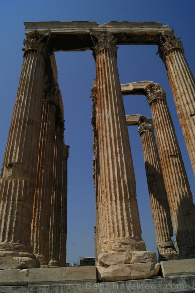 Zeva templis Atēnās, fonā Akropole. Milzīga būve, kuras priekšā cilvēks šķiet pavisam niecīgs... www.visitgreece.gr 88560
