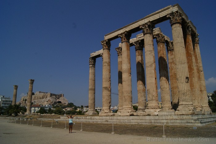 Zeva templis Atēnās, fonā Akropole. Milzīga būve, kuras priekšā cilvēks šķiet pavisam niecīgs... www.visitgreece.gr 88561