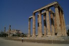 Zeva templis Atēnās, fonā Akropole. Milzīga būve, kuras priekšā cilvēks šķiet pavisam niecīgs... www.visitgreece.gr 9