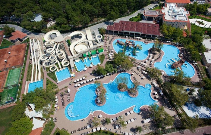 Viesnīcas akvaparks atrodas 22.000 kvadrātmetru lielā platībā, kurā atrodas 25 slidkalniņi, bērnu pludmale un vairāki baseini. www.guralpremier.com 88625