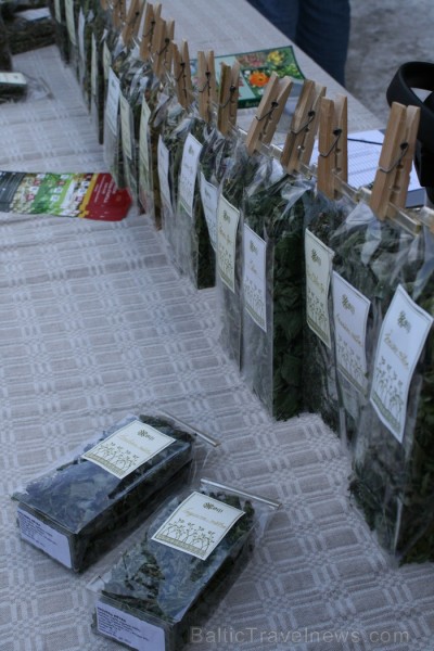 Tirdziņš Kalnciema kvartālā priecēja apmeklētājus ar garšīgiem un veselīgiem produktiem un interesantiem amatniecības izstrādājumiem. www.kalnciemaiel Tirdziņš Kalnciema kvartālā priecēja apmeklētājus ar garšīgiem un veselīgiem produktiem un interesantiem amatniecības izstrādājumiem. www.kalnciemaiel 88739