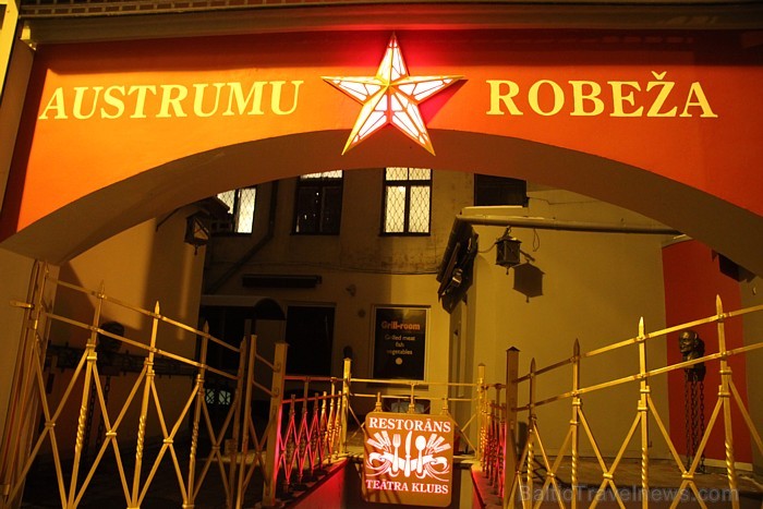 Teātra klubs «Austrumu robeža» piedāvā iestudējumu «Ezītis miglā», ko izpilda aktieri Arnis Līcītis un Mārtiņš Vilsons kopā ar dziedātāju Niku Matveje Teātra klubs «Austrumu robeža» piedāvā iestudējumu «Ezītis miglā», ko izpilda aktieri Arnis Līcītis un Mārtiņš Vilsons kopā ar dziedātāju Niku Matveje 88945