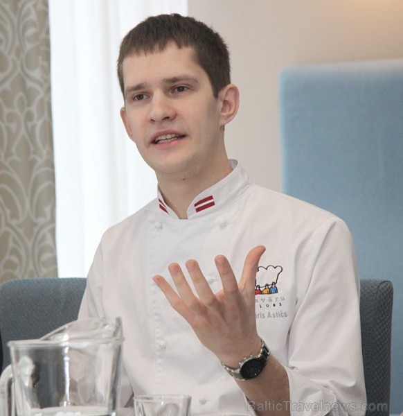 Viesnīcas «Astor Rīga Hotel» šefpavārs Māris Astičs uzskata, ka zemniekiem ir jāiemācās sava ekoloģiskā produkcija piegādāt restorāniem bez starpnieki Viesnīcas «Astor Rīga Hotel» šefpavārs Māris Astičs uzskata, ka zemniekiem ir jāiemācās sava ekoloģiskā produkcija piegādāt restorāniem bez starpnieki 89327