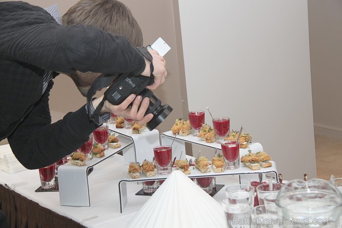 Viesnīcas «Astor Rīga Hotel» šefpavārs Māris Astičs piedāvā mediju brokastīs nobaudīt restorānā pirmos ēdienus 89329
