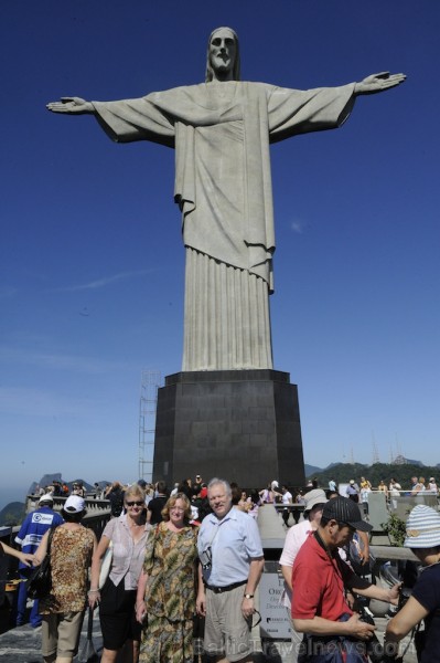 Grupa pie Kristus statujas - šeit vienmēr daudzi fotografējas - www.traveltime.lv 89346