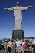 Grupa pie Kristus statujas - šeit vienmēr daudzi fotografējas - www.traveltime.lv 12