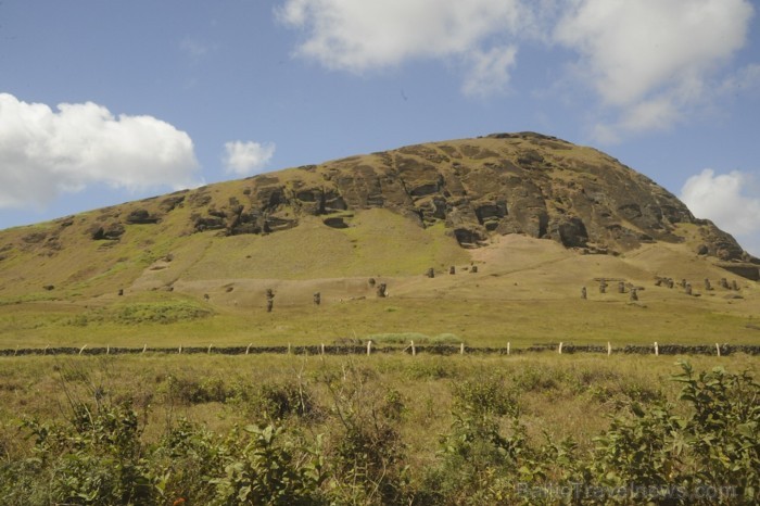 Rano Raraku: vieta, no kuras visi Moai ir veidoti, proti, no bijušā vulkāna. Vietējiem iedzīvotājiem šī ir svēta vieta. Šeit var redzēt kā vairāk kā 1 Rano Raraku: vieta, no kuras visi Moai ir veidoti, proti, no bijušā vulkāna. Vietējiem iedzīvotājiem šī ir svēta vieta. Šeit var redzēt kā vairāk kā 1 89436