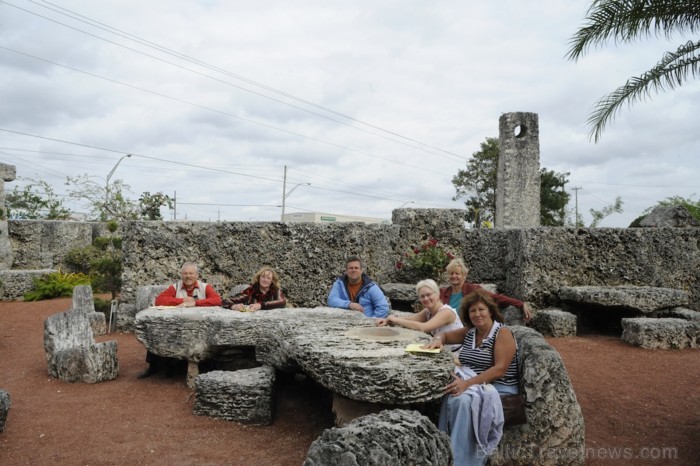 Grupa pie ēdamgalda dalās iespaidos par redzēto - www.traveltime.lv 89457