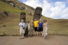 Grupa pie Moai, kas atrodas Rano Raraku krastā, šeit visi Moai tika veidoti no netālu esošās kalnu grēdas. Uz salas ir bijuši ap 900 Moai. Interesanti 3