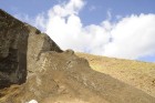 Kalnā tika atrasti aptuveni 100 Moai, kas bija nepabeigti, tos izvilka un uzstādija visur ap salu - www.traveltime.lv 7