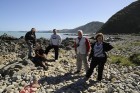 Pie Tasmānijas jūras krasta grupa apstājās, lai pameklētu kādu gliemežvāku, ko aizvest uz mājām, kā arī bez foto pauzes neiztikt - www.traveltime.lv 41