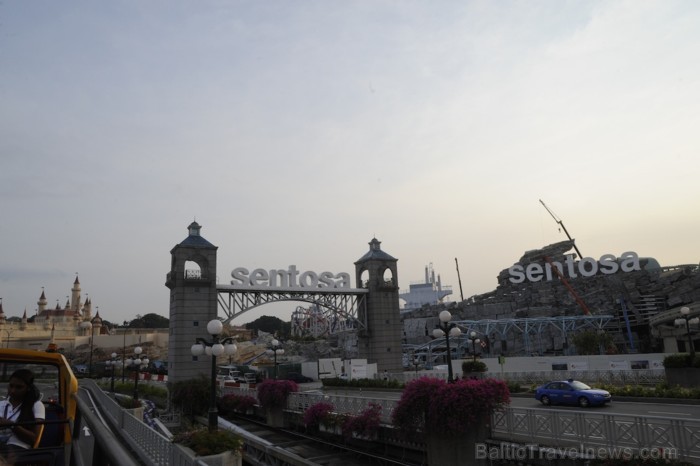 Iebraukšana Sentosa salā, kas ir atpūtas sala blakus Singapūras centram. Te mēs atpūtāmies vienu vakaru, kamēr bijām Singapūrā. Iebraukšana Sentosa salā, kas ir atpūtas sala blakus Singapūras centram. Te mēs atpūtāmies vienu vakaru, kamēr bijām Singapūrā. 89586