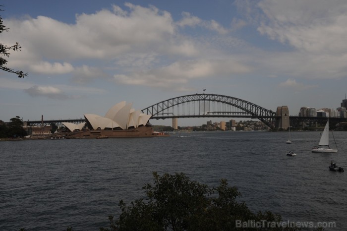 Sidnejas osta, opera un tilts. Šī bilde tika uzņemta netālu no New South Wales muzeja - ļoti patīkams vispusīgās mākslas muzejs. Sidnejas osta, opera un tilts. Šī bilde tika uzņemta netālu no New South Wales muzeja - ļoti patīkams vispusīgās mākslas muzejs. 89605