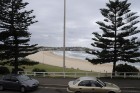 Bondi pludmale ir tuvākā sērfošanas vieta pie Sidnejas. Uz turieni nokļuvām ar speciālu tūristu maršruta transportu - www.traveltime.lv 2