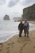 Ragu pāris pozē pludmalē netālu no pirmajiem apustuļiem - www.traveltime.lv 10