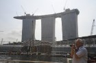 Marina Bay Sands būvprojekts. No 2012. gada pretendē uz lielāko viesnīcas statusu visā pasaulē. Augšā ir baseins, kas atrodas starp visiem šiem trim t 18