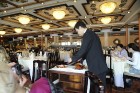 Viesmīlis restorānā JUMBO gatavo Pekinas pīli - www.traveltime.lv 29