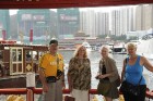 Daļa no mūsu grupas pie ūdens taxi pieturas, lai dotos uz JUMBO restorānu, kas atrodas ostas  centrā (fonā) - www.traveltime.lv 30