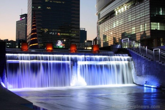 Cheonggye straume Seulā. Katru gadu šajā vietā norit vairāki festivāli, piemēram, Seulas gaismu festivāls, Lāzeru šovs, Mūzikas festivāls. Vasarā šī v 90177