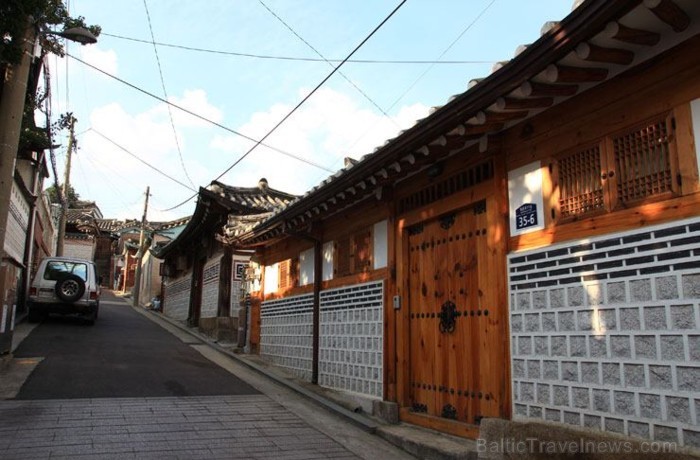 Bukchon Hanok ciemats – vieta, kur redzamas korejiešu tradicionālās ēkas. Cilvēki joprojām dzīvo šajās ēkās un dažas no tām ir pat 100 gadus vecas - w 90180
