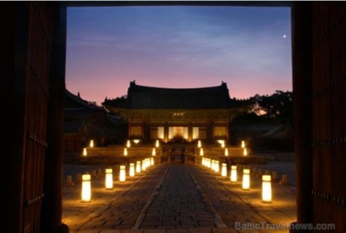 Gyeongbokgung pils galvenie vārti. Šī bijusi  Joseon dinastijas pils – galvenā mītnes vieta. Šeit karalis satika savu galmeniekus un vadīja valsts pār 90184