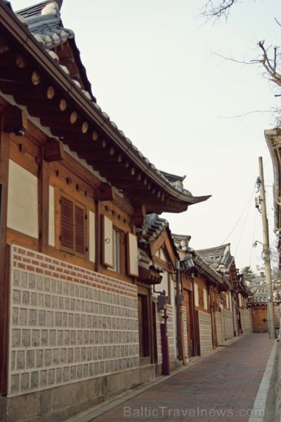 Bukchon Hanok ciemats – vieta, kur redzamas korejiešu tradicionālās ēkas. Cilvēki joprojām dzīvo šajās ēkās un dažas no tām ir pat 100 gadus vecas - w Bukchon Hanok ciemats – vieta, kur redzamas korejiešu tradicionālās ēkas. Cilvēki joprojām dzīvo šajās ēkās un dažas no tām ir pat 100 gadus vecas - w 90186