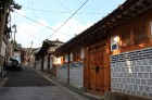 Bukchon Hanok ciemats – vieta, kur redzamas korejiešu tradicionālās ēkas. Cilvēki joprojām dzīvo šajās ēkās un dažas no tām ir pat 100 gadus vecas - w 7