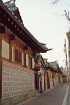 Bukchon Hanok ciemats – vieta, kur redzamas korejiešu tradicionālās ēkas. Cilvēki joprojām dzīvo šajās ēkās un dažas no tām ir pat 100 gadus vecas - w 8