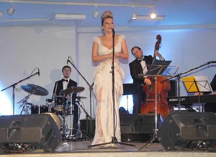 Polijas apdrošināšanas kompānijas «PZU»  grandiozās balles viesus priecēja Latvijas populārā dziedātāja Linda Leen 90236