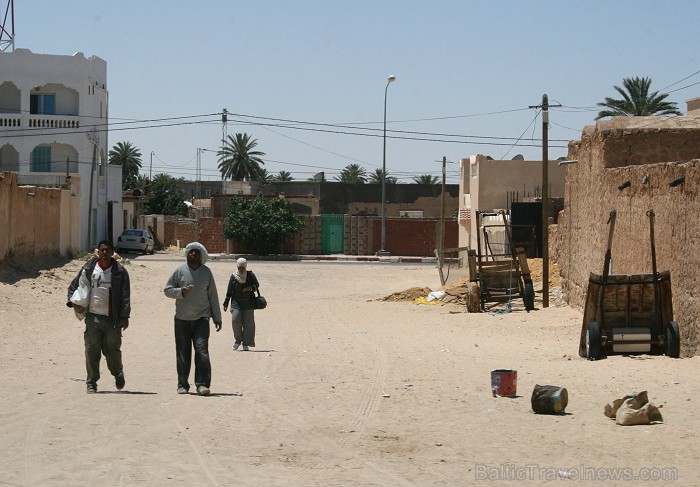 Douz – ir tipisks Tunisijas ciemats tuksnesī: tirdziņos šeit var nopirkt berberu rotaslietas un kamieļu ādas izstrādājumus, iedzīvotāji audzina vēja s 90291