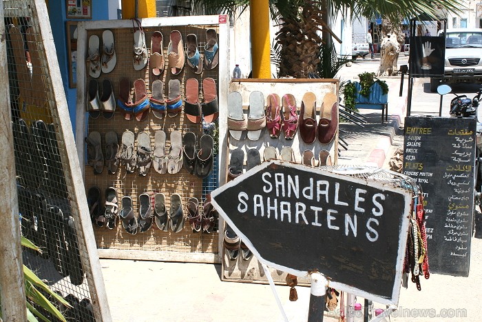 Douz – ir tipisks Tunisijas ciemats tuksnesī: tirdziņos šeit var nopirkt berberu rotaslietas un kamieļu ādas izstrādājumus, iedzīvotāji audzina vēja s 90292