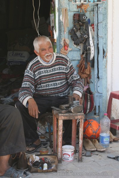 Douz – ir tipisks Tunisijas ciemats tuksnesī: tirdziņos šeit var nopirkt berberu rotaslietas un kamieļu ādas izstrādājumus, iedzīvotāji audzina vēja s 90293
