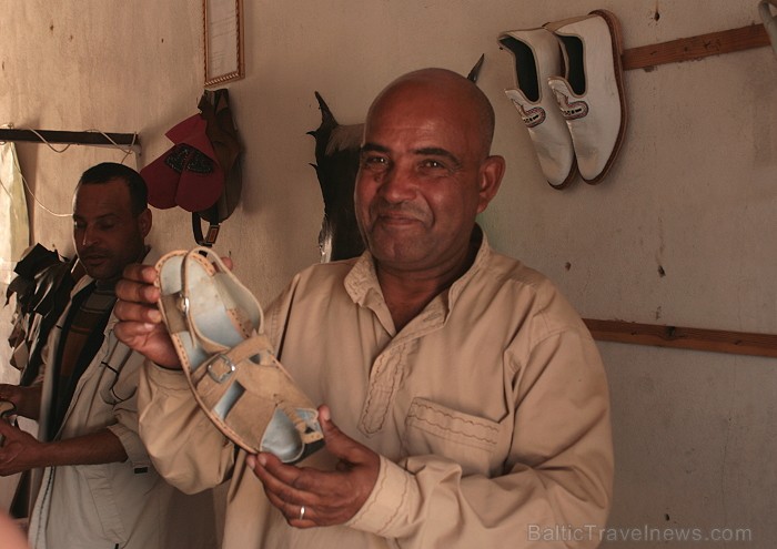 Douz – ir tipisks Tunisijas ciemats tuksnesī: tirdziņos šeit var nopirkt berberu rotaslietas un kamieļu ādas izstrādājumus, iedzīvotāji audzina vēja s 90295