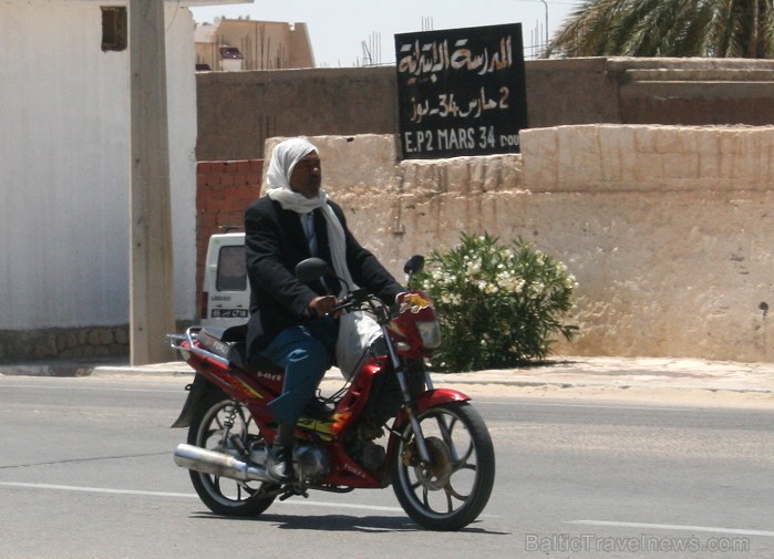 Douz – ir tipisks Tunisijas ciemats tuksnesī: tirdziņos šeit var nopirkt berberu rotaslietas un kamieļu ādas izstrādājumus, iedzīvotāji audzina vēja s 90299