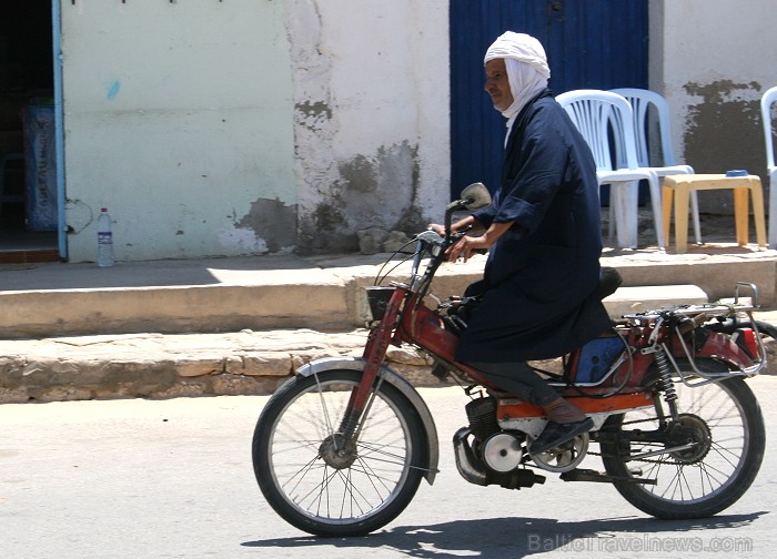 Douz – ir tipisks Tunisijas ciemats tuksnesī: tirdziņos šeit var nopirkt berberu rotaslietas un kamieļu ādas izstrādājumus, iedzīvotāji audzina vēja s 90300